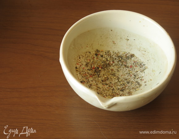 Измельчаем перец и соль морскую.