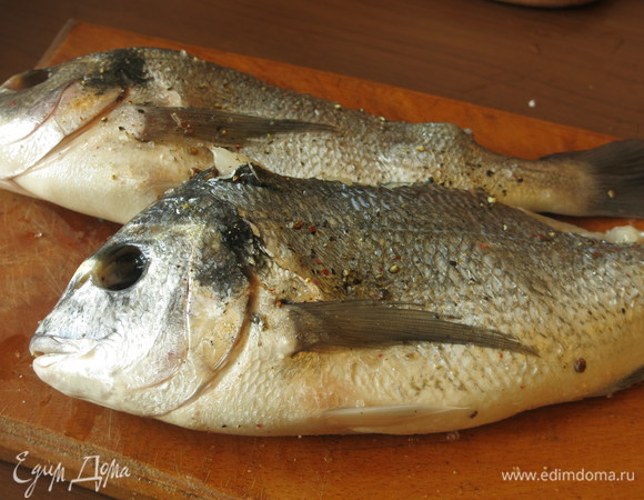 Натираем этой смесью рыбу.