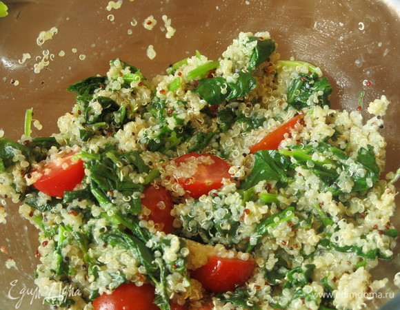 Нарезаем половинками черри, добавляем к начинке, солим, перчим при необходимости.