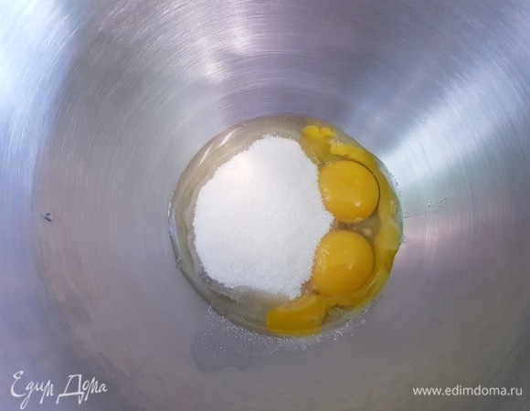 Яйцо, 2 желтка, сахар и ванильный сахар взбить до пышной массы.