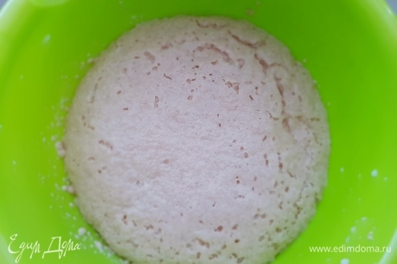 Сначала приготовим опару. В теплое молоко добавить сахар и дрожжи. Перемешать, накрыть пищевой пленкой и оставить в теплом месте на 15–20 минут, пока на поверхности не образуется пышная шапочка.