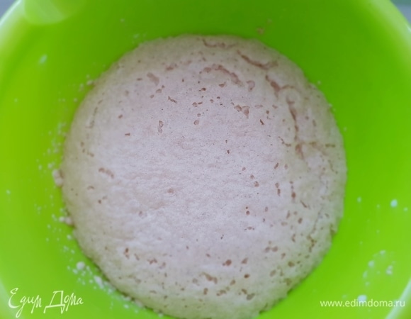 Сначала приготовим опару. В теплое молоко добавить сахар и дрожжи. Перемешать, накрыть пищевой пленкой и оставить в теплом месте на 15–20 минут, пока на поверхности не образуется пышная шапочка.