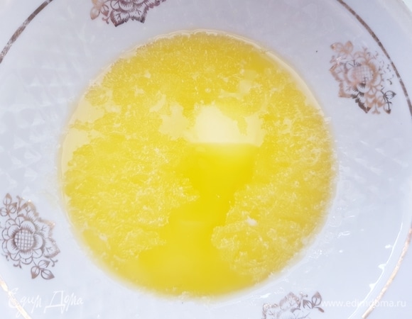 Сливочное масло растопить и остудить.