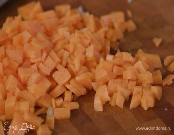 Морковь почистить и нарезать небольшими кубиками.<br />
 