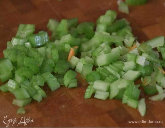 Стебель сельдерея нарезать поперек небольшими кусочками.<br />
 