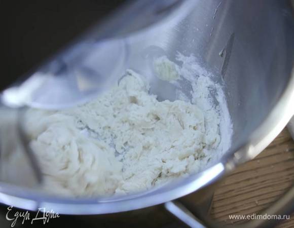 В чаше комбайна соединить 150 г муки, 2 десертные ложки сахара, соль, дрожжи, влить 65 мл теплой воды и начать перемешивать крюком для теста, затем влить 2 ст. ложки оливкового масла и вымешать.