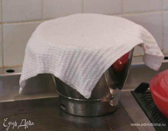 Сформировать из теста шар, поместить его в емкость, смазанную оставшимся оливковым маслом, и накрыть смоченным в горячей воде и отжатым полотенцем.