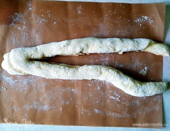 Рулет разрезать вдоль, но не до конца.