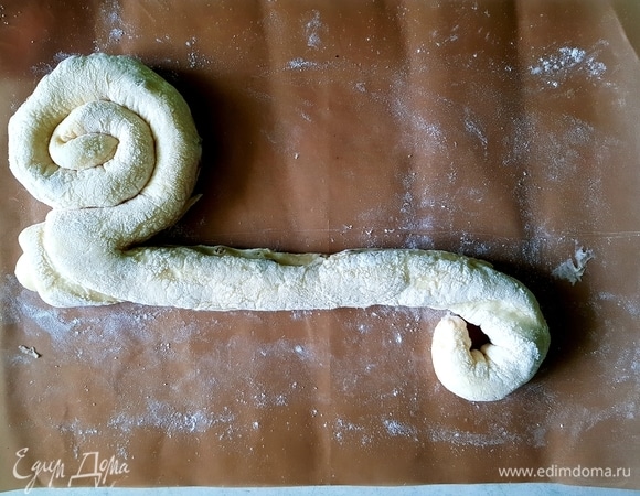 Свернуть в улитку с одной и с другой стороны. Две половинки уложить друг на друга.
