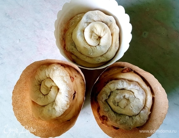 Уложить в форму для куличей (12 см) и поставить в теплое место на 30 минут.