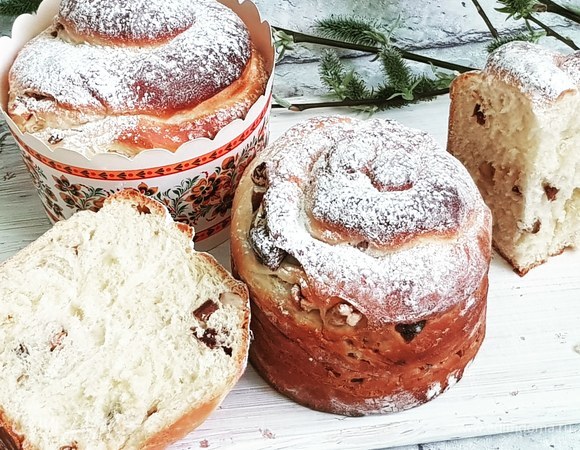 Готовые куличи-краффины остудить и посыпать сахарной пудрой.