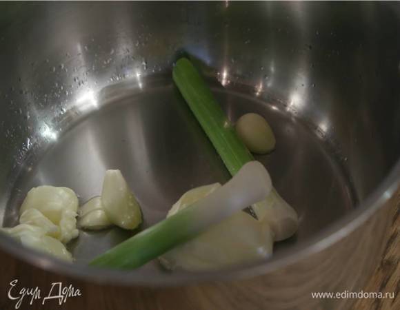 В глубокую кастрюлю выложить сливочное масло, весь чеснок и влить немного горячей воды.<br />
 