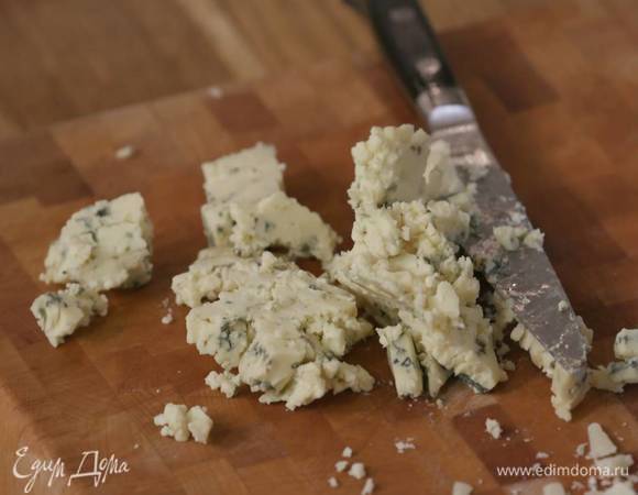 Голубой сыр нарезать маленькими кусочками.<br />
 