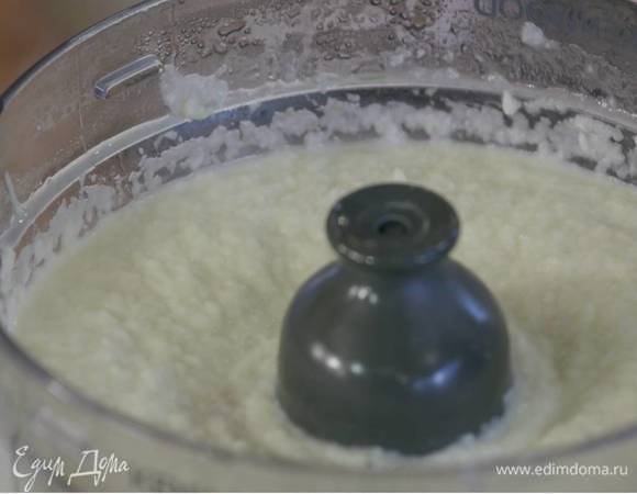 Готовую капусту с чесноком поместить в чашу блендера, влить немного жидкости из кастрюли и сливки, взбить все в гладкое пюре.