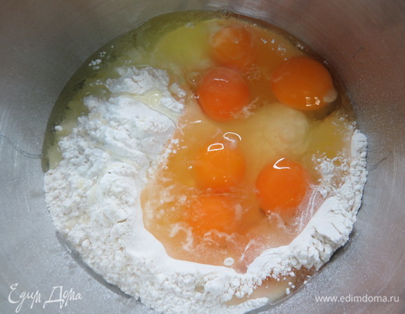 В чашу стационарного миксера всыпать просеянную муку, соль, добавить яйца. Замесить тесто с помощью насадки «крюк» на средних оборотах.