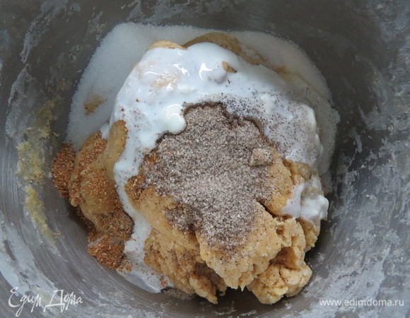 Затем добавить сахар в несколько приемов, цедру и ваниль, вымешивать до однородной консистенции. Надо сказать, что консистенция у меня получилась не очень однородная, больше комками, но ничего, на следующих этапах все объединилось как надо.