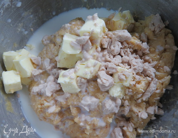 Через пару минут добавьте оставшуюся половину сливочного масла, дрожжи и молоко.