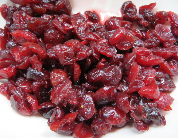 Вяленую клюкву предварительно замочить на ночь во фруктовом ликере или соке. Перед добавлением в тесто жидкость слить.