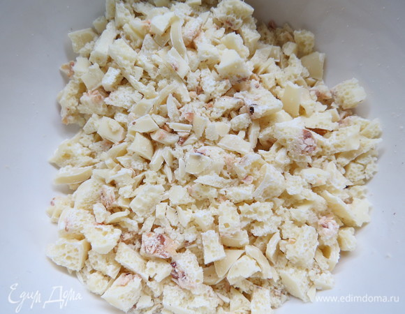 Белый шоколад мелко порубить.