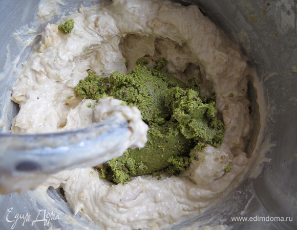 Добавить в тесто фисташковую пасту, вымесить насадкой «крюк».