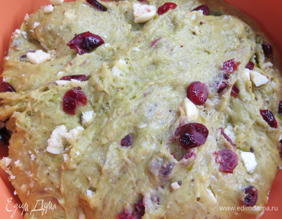 Добавить в тесто вяленую клюкву, белый шоколад и рубленые фисташки, тесто хорошо вымесить. Сформировать из теста шар, переложить тесто в тару, поверхность теста смазать растительным маслом. Закрыть тесто пищевой пленкой в контакт и отложить для ферментации на 24 часа в холодильник.