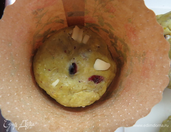 Спустя сутки достать тесто, разделить на кусочки по 300 или 150 г в зависимости от размеров бумажных капсул. Сформировать шарики и положить в бумажные капсулы.