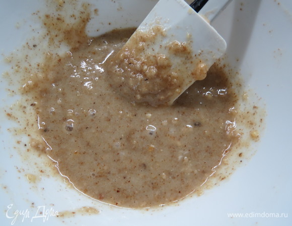 Сделать миндальную сахарную глазурь. Для этого нужно смешать до однородности миндальную муку (можно смолоть миндаль в кофемолке), пудру и яичный белок. Покрыть глазурью куличи, сверху можно посыпать рублеными фисташками.