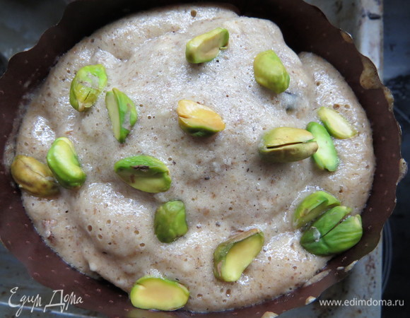 Часть куличей я покрыла обычной глазурью после выпечки (дочка попросила цветную), но с миндальной кулич гораздо ароматнее и вкуснее.