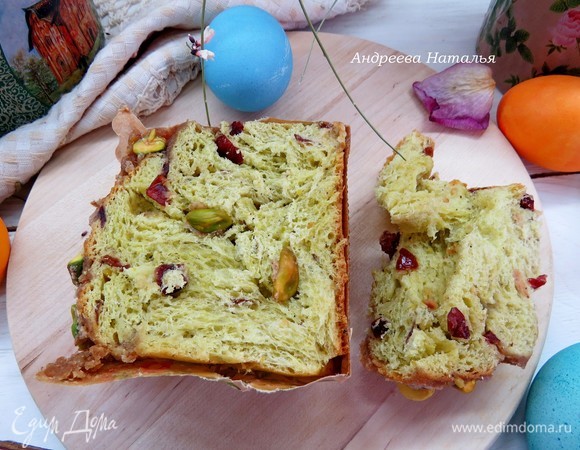 Выпекать куличи около 20–30 минут в разогретой до 170°C духовке. Посмотрите на этот кулич в разрезе: более пушистого мякиша я еще не встречала. Он очень вкусный и ароматный.