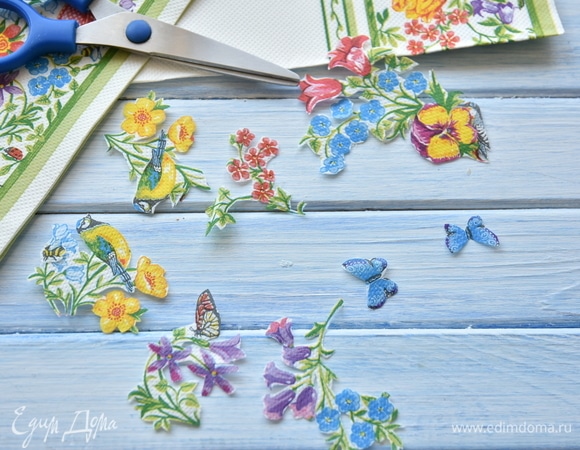 Из салфеток вырезать понравившиеся фрагменты рисунка.