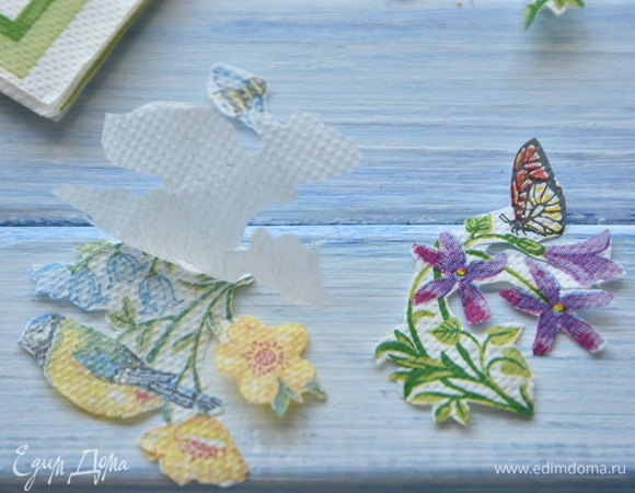 Отделить нижний слой салфетки, оставив только слой с рисунком.