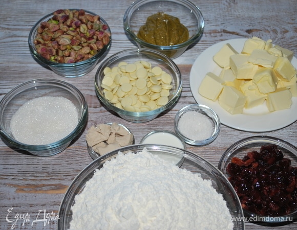 Подготовим продукты. Вяленую вишню замочите на ночь в ликере (у меня грушевый ликер) перед замесом теста. Дрожжи раскрошите.