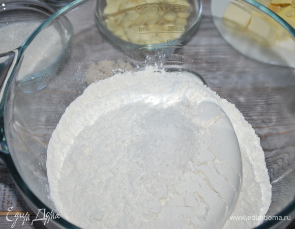 Муку соедините с солью.