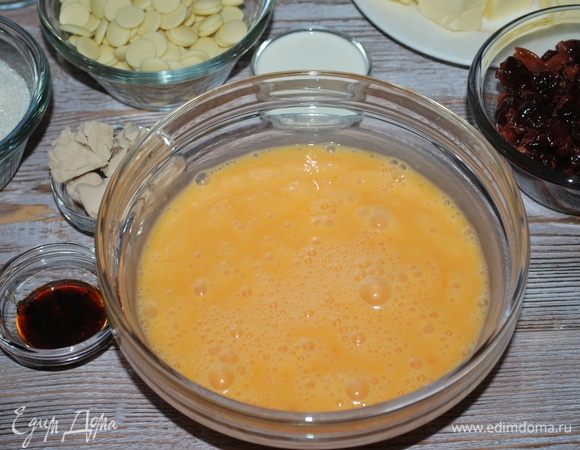 Яйца взбейте миксером.