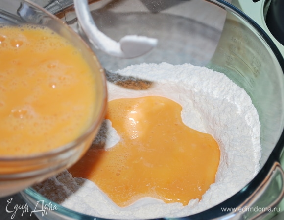 Заместите тесто в машине с помощью крюка на средней скорости из муки, яиц и соли (яйца вливайте тонкой струйкой).