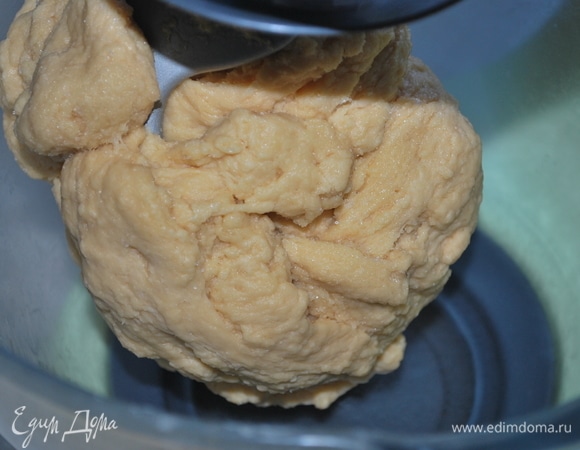 Вымешивайте до тех пор, пока тесто не будет отставать от стенок. Оно должно наматываться на крюк. Добавьте сахар и ваниль. Вымешивайте до однородной консистенции. Потом введите сливки (у меня сливки 20%) и перемешайте, пока все сливки не впитаются в тесто. 