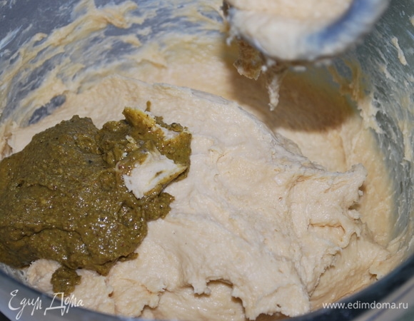 Затем добавьте фисташковую пасту и раскрошенные свежие дрожжи. Вымешивайте тесто примерно 5–7 минут (оно мягкое, но, когда его лопаткой собираешь со стенок, оно отстает от лопатки).