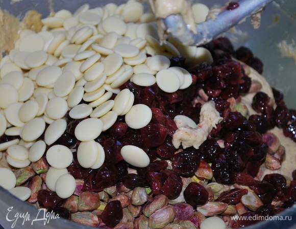 В самом конце добавьте шоколад, вишню и фисташки. Вымешивайте все на низкой скорости.