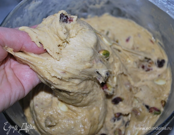 Тесто из холодильника после пяти часов. Наполните формы тестом и оставьте их на 2 часа в тепле. Вы можете взять любую форму, которая вам нравится, наполнить ее наполовину тестом. Тесто масляное и мягкое.