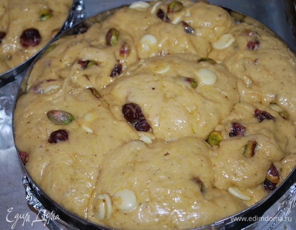 Это тесто после 2-х часов расстойки. Выпекайте в разогретой духовке при 170°C примерно 40–45 минут до готовности. Дайте немного остыть готовой выпечке и извлеките ее из формы.