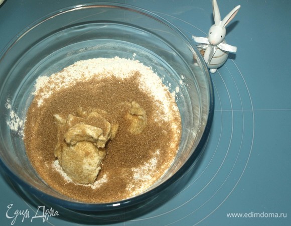 Муку просеять, добавить размягченное сливочное масло, соль, сахар. И замесить тесто.