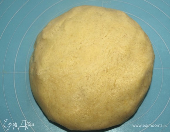 Замешиваем мягкое гладкое тесто. Если необходимо, то можно добавить немного муки. Тесто долго не месить, иначе оно не будет мягким и воздушным. Заворачиваем в пищевую пленку и отправляем в холодильник на 1–2 часа.