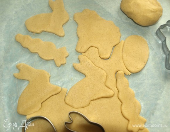 Вырезаем формочками печенье. Лишнее тесто убираем и повторяем с ним то же самое. Если раскатывать не между двух листов пекарской бумаги, а просто на рабочей поверхности, то тогда лучше перекладывать печенье на противень при помощи лопатки.