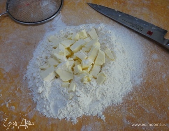 Просейте муку с солью, добавьте сахар и нарезанное кусочками холодное масло. Порубите ножом до мелкой крошки.