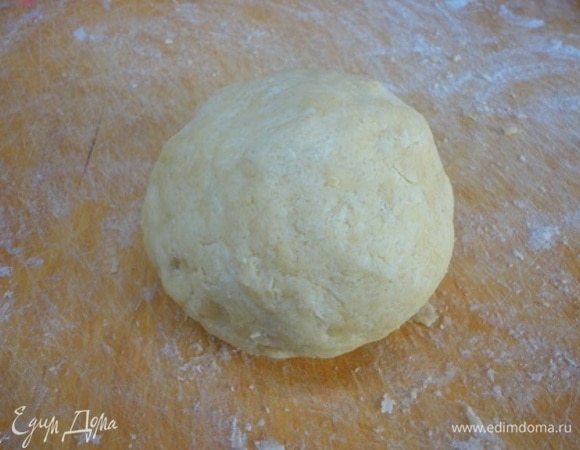 Добавьте яйцо и 2 ст. л. ледяной воды. Сформируйте тесто в шар, заверните в пищевую пленку и поместите в холодильник на 40–50 минут.