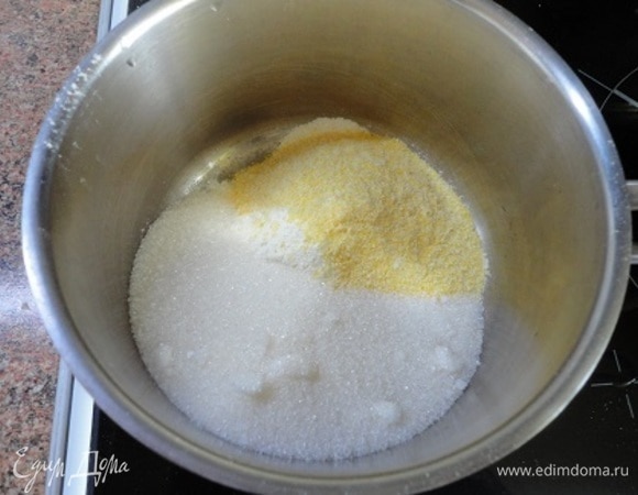 В кастрюле соедините два вида муки, сахар и, помешивая, постепенно вливайте закипевшую воду (350 мл).