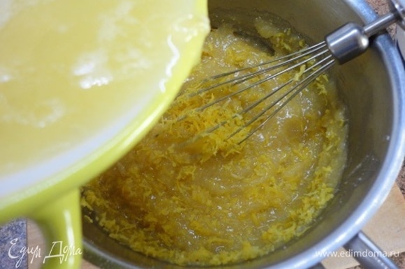 Натрите цедру с лимонов и выжмите сок. Добавьте их в кастрюлю.