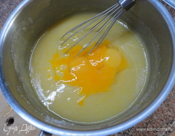 Сюда же добавьте 4 желтка и 30 г сливочного масла, перемешайте.