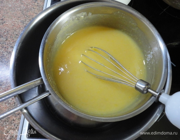 Поместите кастрюлю с кремом на водяную баню. Постоянно помешивая, прогревайте крем 15 минут.