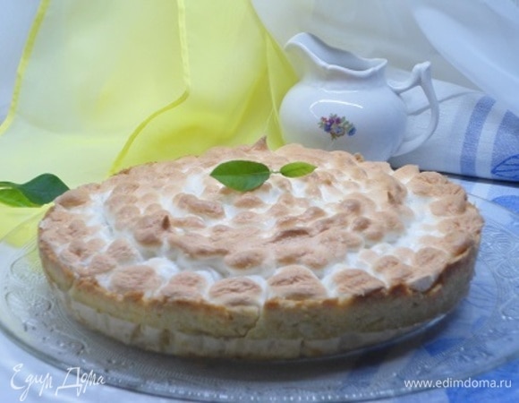 Белок взбейте, постепенно добавляя сахар, в плотную пену и покройте пирог. Верните его опять в духовку на 7–10 минут.